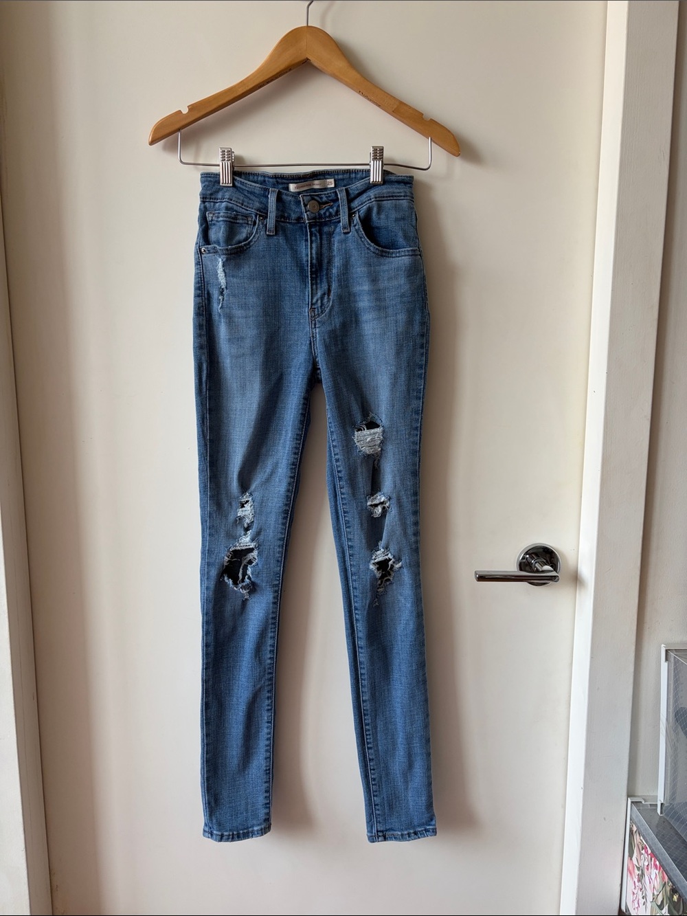 Levi’s 721 High Rise Skinny Jeans women’s distressed medium light blue denim